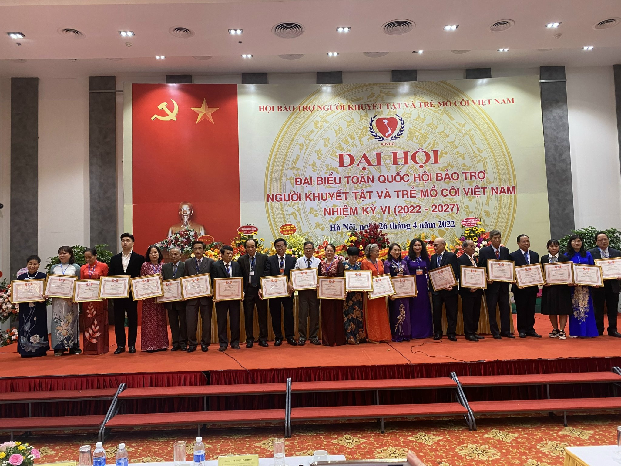 Tập đoàn Tân Hồng Hà vinh dự nhận bằng khen và giấy chứng nhận của Hội bảo trợ người khuyết tật và trẻ em mồ côi Việt Nam